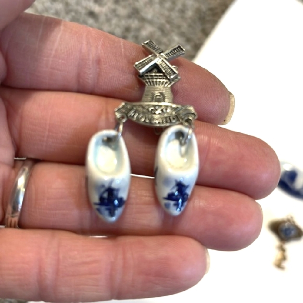 VINTAGE LOT OF TWO CERAMIC DUTCH AND ONE DELFT BLUE AND WHITE 1-2" BROOCHES - Picture 2 of 10